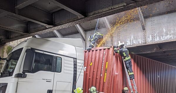 Die Feuerwehr arbeitet aktuell daran, das Fahrzeug zu lösen.