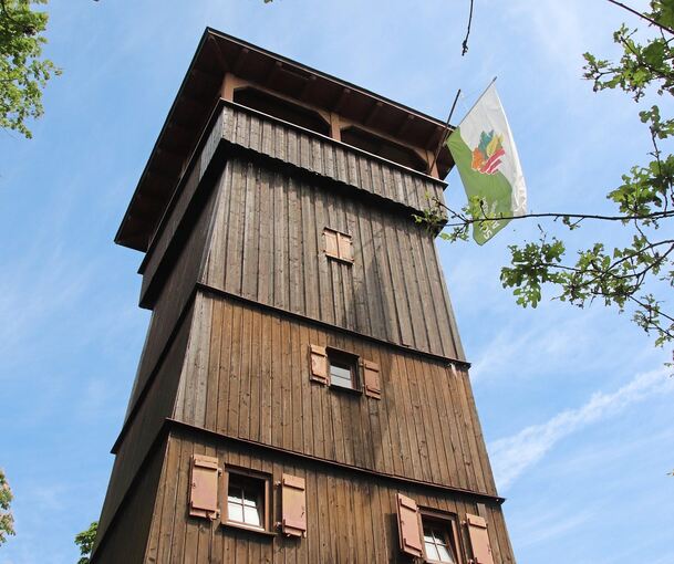 Der Eselsburgturm wurde 1925 erbaut. Wenn die Fahne weht, werden Gäste willkommen geheißen.