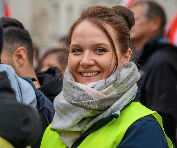 Bei einer Demonstration: Magdalena Krüger in gelber Warnweste.