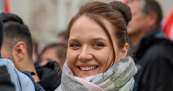 Bei einer Demonstration: Magdalena Krüger in gelber Warnweste.