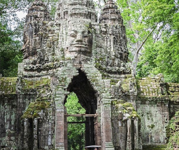 Die mystischen Tempelanlagen inmitten von grüner Wildnis Kambodschas faszinieren Menschen aus aller Welt, wie hier das Siegestor in Angkor Thom.