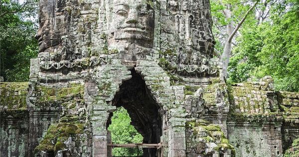 Die mystischen Tempelanlagen inmitten von grüner Wildnis Kambodschas faszinieren Menschen aus aller Welt, wie hier das Siegestor in Angkor Thom.