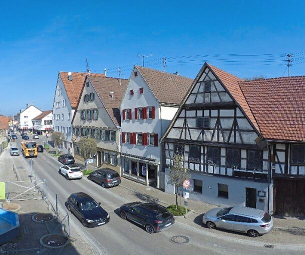 Die Marktstraße ist sehr schmal, die Parkstreifen am Rand ebenso.
