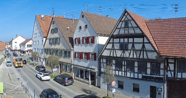 Die Marktstraße ist sehr schmal, die Parkstreifen am Rand ebenso.