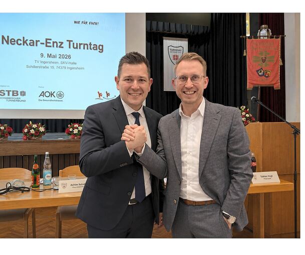 Tobias Vogt (links) übergibt an Achim Schober. Tobias Vogt (links) übergibt an Achim Schober.