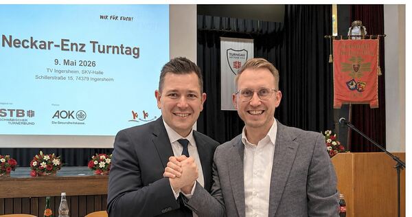 Tobias Vogt (links) übergibt an Achim Schober.
