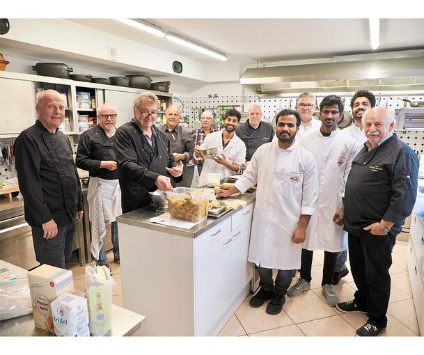 Die Metzger-Lehrlinge aus Indien gemeinsam mit den Mitgliedern des Ludwigsburger Gourmet-Clubs.