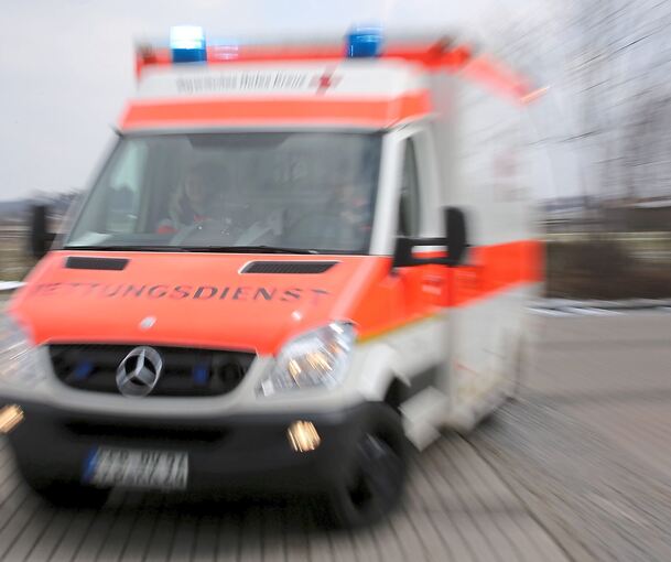 Der Rettungsdienst bringt den 17-Jährigen ins Krankenhaus.