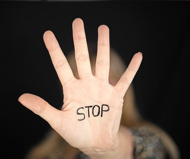 Klare Grenzen zu setzen und „Stopp“ zu sagen – auch darum geht es bei Prävention.