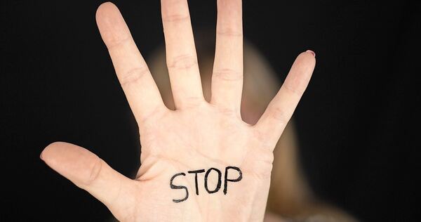 Klare Grenzen zu setzen und „Stopp“ zu sagen – auch darum geht es bei Prävention.