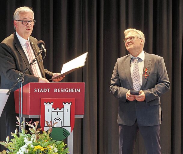 Landrat Dietmar Allgaier (links) überreichte Uwe Schober das Bundesverdienstkreuz samt Urkunde.
