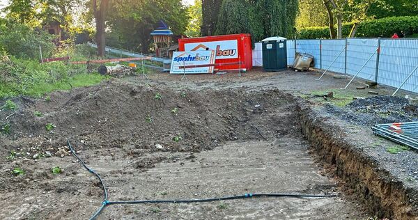 An dieser Stelle sollte eine neue Toilettenanlage entstehen. Diese Pläne werden jetzt begraben, die Baugrube wird verfüllt.