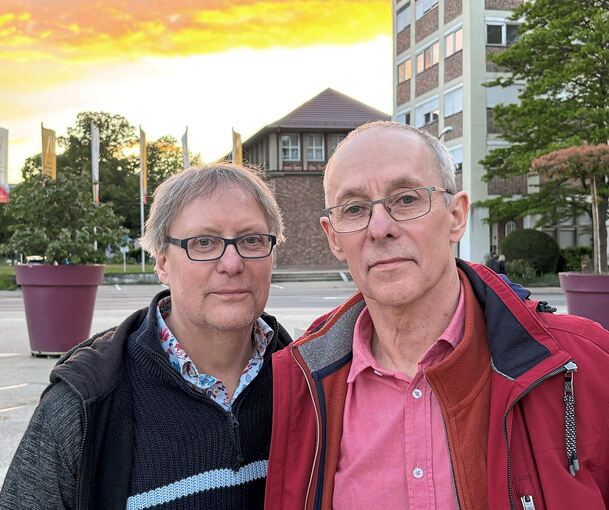 Ulrich Schmidt und Herbert Hemke vor dem Kornwestheimer Rathaus. Ihre Mutter musste als sogennante „Halbjüdin“ Zwangsarbeit bei Salamander leisten.