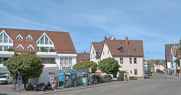 Geht es nach der Stadtverwaltung, soll diese Bushaltestelle in Richtung Wetteplatz verlegt werden (Bildhintergrund).