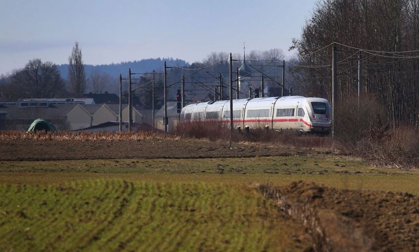 ICE auf Bahnstrecke Augsburg-Ulm