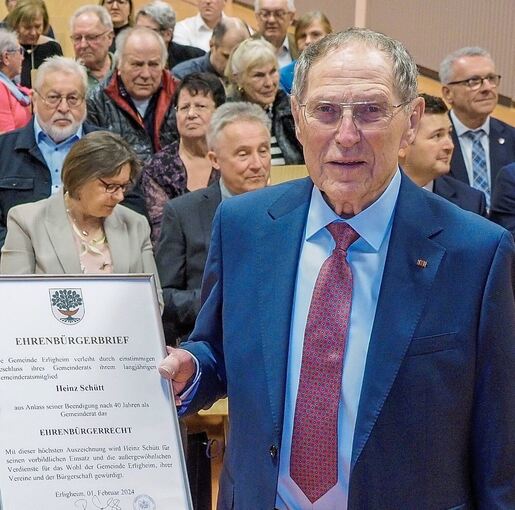 Im Jahr 2024 wurde Heinz Schütt zum Ehrenbürger der Gemeinde Erligheim ernannt.