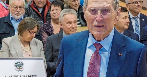 Im Jahr 2024 wurde Heinz Schütt zum Ehrenbürger der Gemeinde Erligheim ernannt.