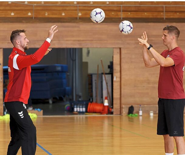 Bei der Arbeit: Jürgen Müller (rechts) trainiert mit SG-Keeper Jan Hrdlicka.