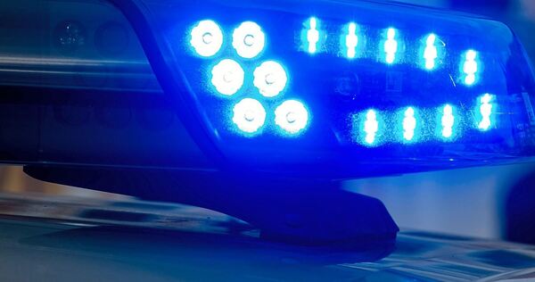 Das Blaulicht eines Polizeifahrzeugs blinkt.
