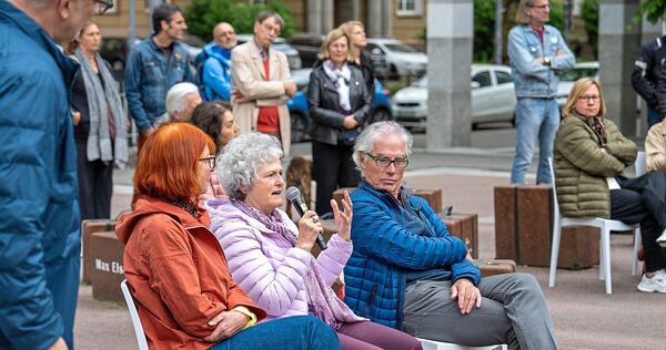 Das Publikum diskutiert mit.