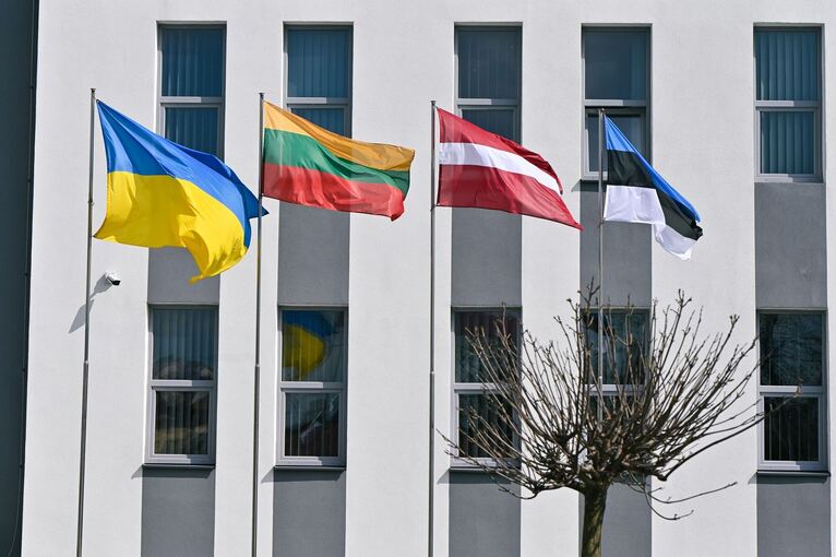 Flaggen der baltischen Staaten und der Ukraine Flaggen der baltischen Staaten und der Ukraine