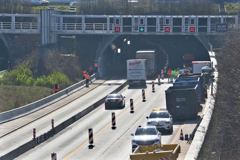 Engelbergtunnel Richtung Karlsruhe einspurig befahrbar Engelbergtunnel Richtung Karlsruhe einspurig befahrbar