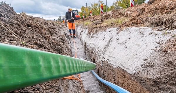 Glasfaserkabel werden in die Erde verlegt: Ludwigsburg liegt klar vor Stuttgart und anderen Kreisen.