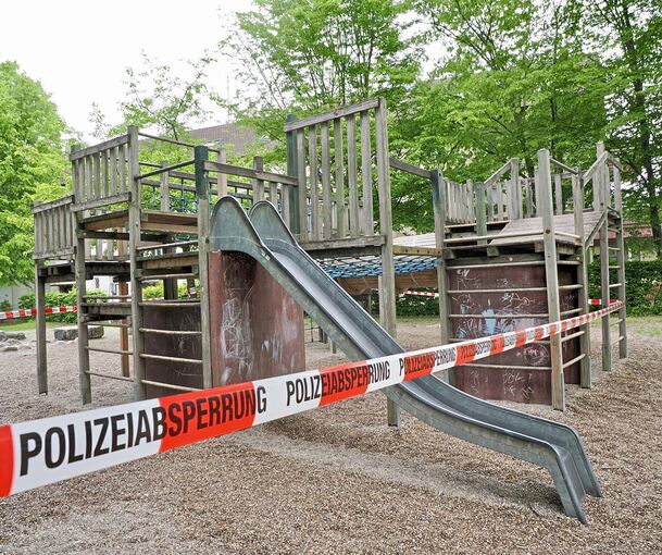 Seit Dienstagabend ist ein Teil des Spielplatzes an der Ecke Rosenackerweg/Heutingsheimer Straße gesperrt.
