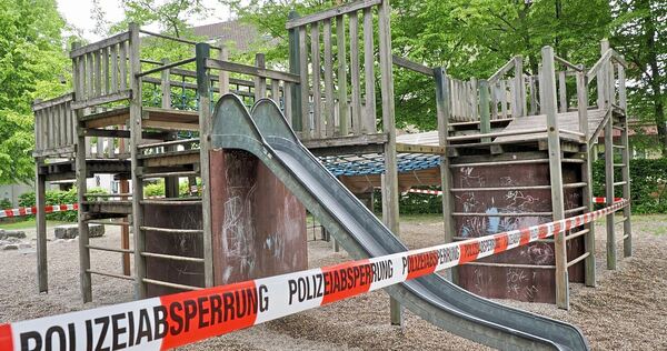 Seit Dienstagabend ist ein Teil des Spielplatzes an der Ecke Rosenackerweg/Heutingsheimer Straße gesperrt.