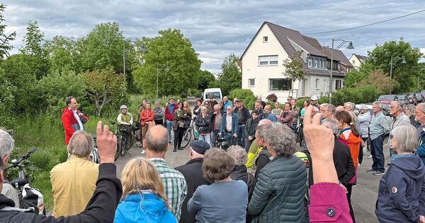 Oberbürgermeister Matthias Knecht sah sich einer großen Zahl von Stadtbahn-Gegnern aus der Weststadt gegenüber.