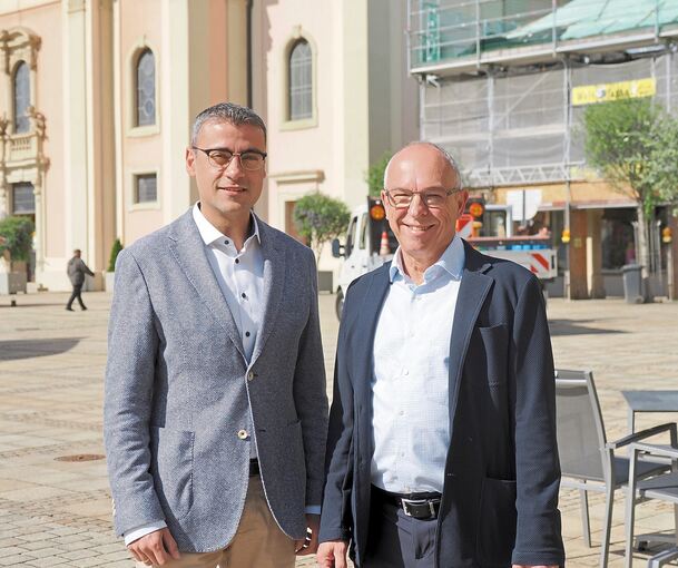 Der scheidende Kirchenpfleger Lothar Rücker (rechts) mit seinem Nachfolger David Timm auf dem Ludwigsburger Marktplatz.