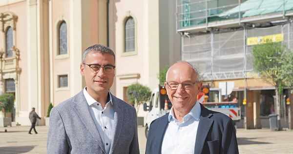 Der scheidende Kirchenpfleger Lothar Rücker (rechts) mit seinem Nachfolger David Timm auf dem Ludwigsburger Marktplatz.