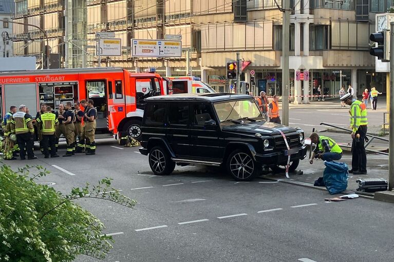 Auto fährt in Personengruppe Auto fährt in Personengruppe