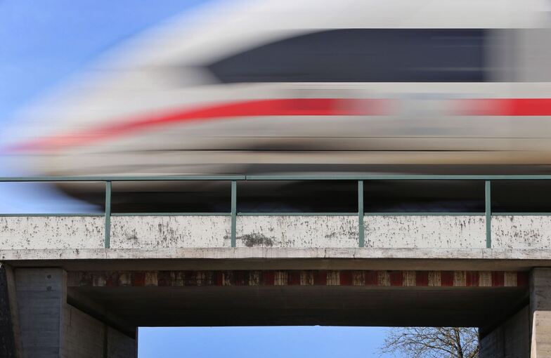 ICE der Bahn zwischen Augsburg und Ulm ICE der Bahn zwischen Augsburg und Ulm