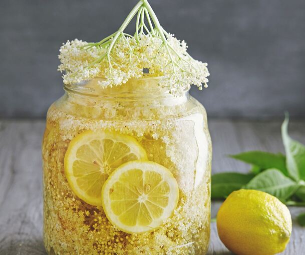 Holunderblütensirup – einfach hergestellt und ein echtes Sommerhighlight.