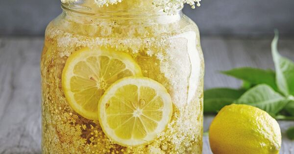 Holunderblütensirup – einfach hergestellt und ein echtes Sommerhighlight.