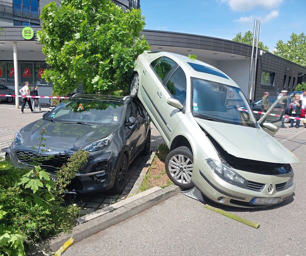 Ein spektakulärer Unfall auf dem Kimryplatz. Ein spektakulärer Unfall auf dem Kimryplatz.