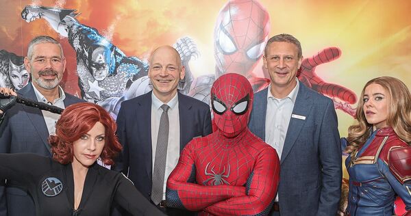 Bankvorstände mit Superhelden: (hinten von links) Heiko Herbst, Timm Häberle und Frank Kraaz.