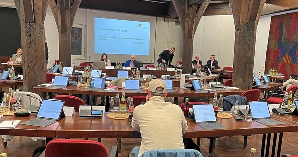 Nur Hans-Martin Sachs sitzt einsam im Rund, rechts außerhalb des Bildes noch Fazilet Bozkurt-Babur. Traute Theurer von der GAL indes hat die Sitzungsleitung übernommen, nachdem auch die Bürgermeister ihre Plätze verlassen haben.