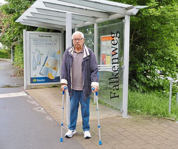 Wolfgang Wanzenberg ist seit dem Unfall auf Gehhilfen angewiesen.
