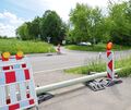 Seit Monaten liegt das Rohr, das unter dem Neckarkanal verlaufen soll, im Weg. Im Hintergrund: der Wanderparkplatz Freiberg/Benningen.