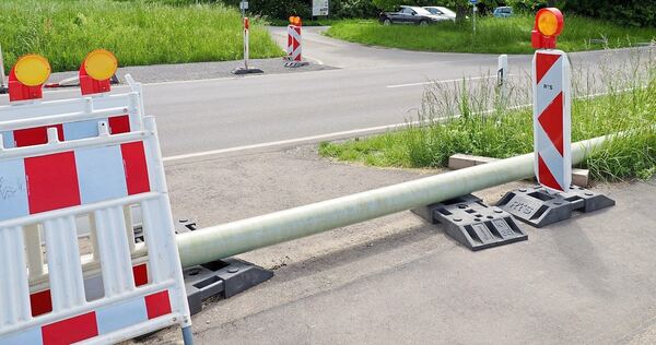 Seit Monaten liegt das Rohr, das unter dem Neckarkanal verlaufen soll, im Weg. Im Hintergrund: der Wanderparkplatz Freiberg/Benningen.