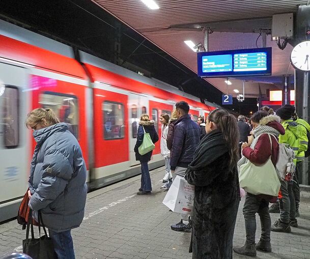 Eine Folge des derzeit ausgedünnten Takts: Die S-Bahnen sind deutlich voller als sonst, vor allem frühmorgens.