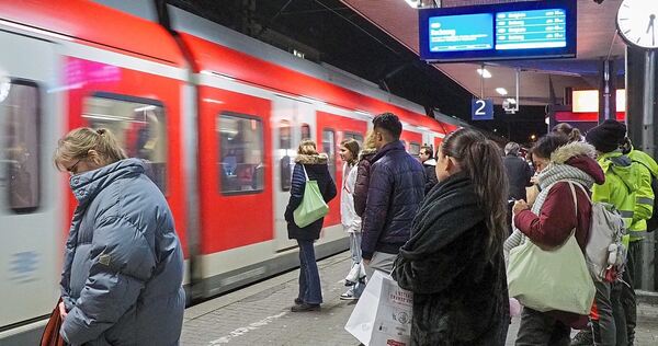 Eine Folge des derzeit ausgedünnten Takts: Die S-Bahnen sind deutlich voller als sonst, vor allem frühmorgens. Eine Folge des derzeit ausgedünnten Takts: Die S-Bahnen sind deutlich voller als sonst, vor allem frühmorgens.