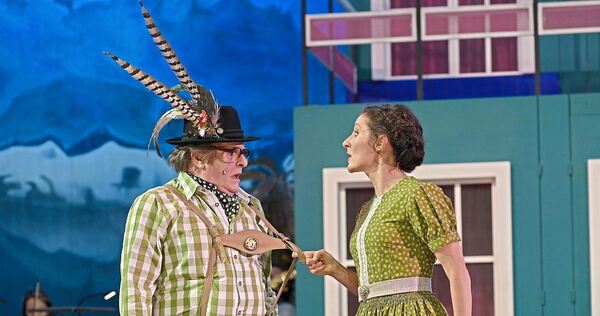 Eine Revueoperette, die gehörig Fahrt aufnimmt: „Im Weißen Rössl“ am Theater Heilbronn. Eine Revueoperette, die gehörig Fahrt aufnimmt: „Im Weißen Rössl“ am Theater Heilbronn.