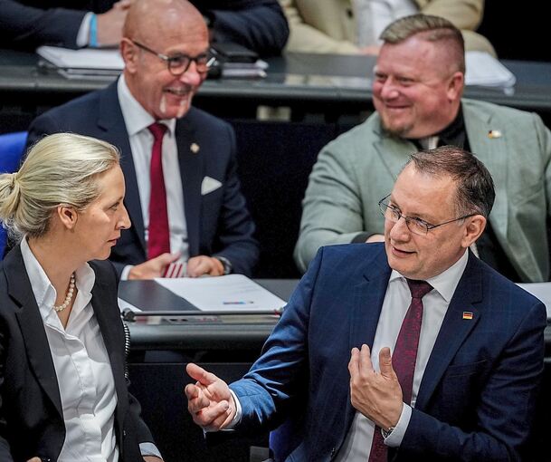 Die AfD-Co-Chefs Alice Weidel und Tino Chrupalla sowie Fraktionskollegen am Donnerstag im Bundestag.