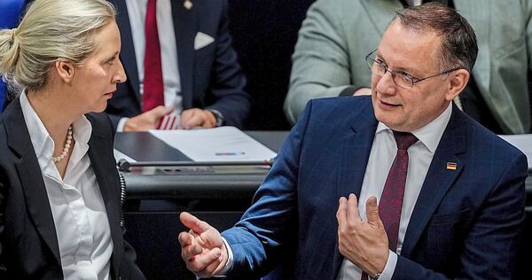 Die AfD-Co-Chefs Alice Weidel und Tino Chrupalla sowie Fraktionskollegen am Donnerstag im Bundestag. Foto: Kay Nietfeld/dpa Die AfD-Co-Chefs Alice Weidel und Tino Chrupalla sowie Fraktionskollegen am Donnerstag im Bundestag.