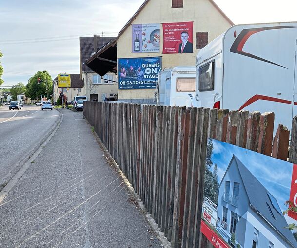 Werbeplakate an der Straße wie hier an der Rosenkreuzung möchte die Stadtverwaltung künftig einschränken.