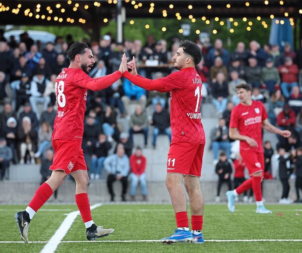 Endspurt für den FV Löchgau: Hier klatschen sich Medin Bulic (links) und Torschütze Furkan Yumurtaoglu im Topspiel gegen Rutesheim nach einem Treffer ab.