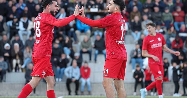 Endspurt für den FV Löchgau: Hier klatschen sich Medin Bulic (links) und Torschütze Furkan Yumurtaoglu im Topspiel gegen Ruteshe Endspurt für den FV Löchgau: Hier klatschen sich Medin Bulic (links) und Torschütze Furkan Yumurtaoglu im Topspiel gegen Rutesheim nach einem Treffer ab.